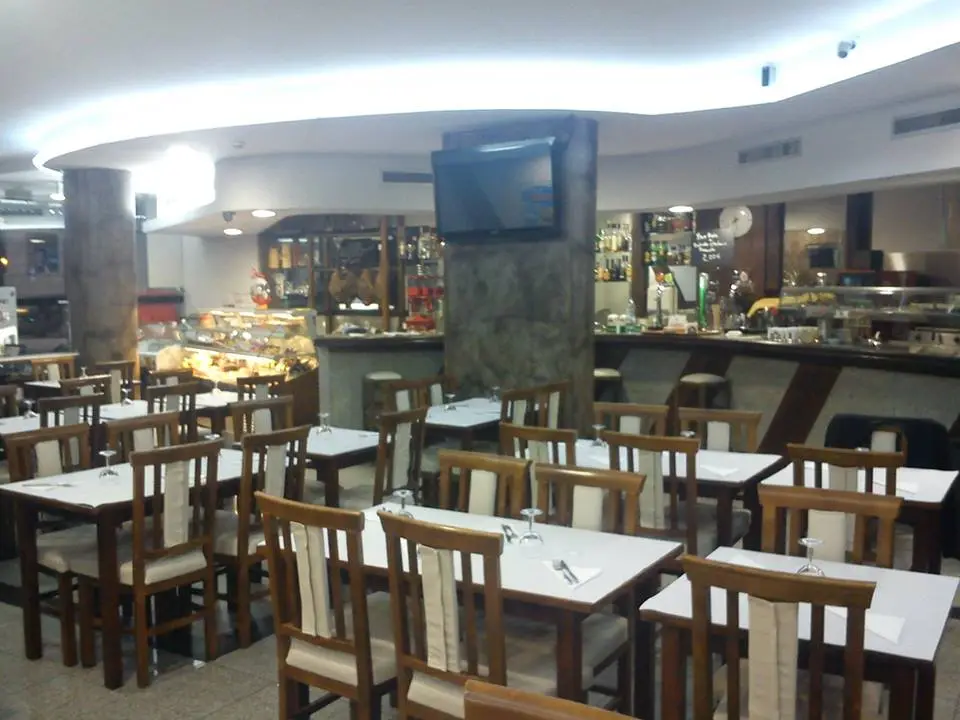 Interior e pratos do Barrigas em Porto, Porto (2)