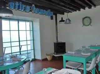 Interior e pratos do Atira-te ao Rio em Setúbal, Almada (4)