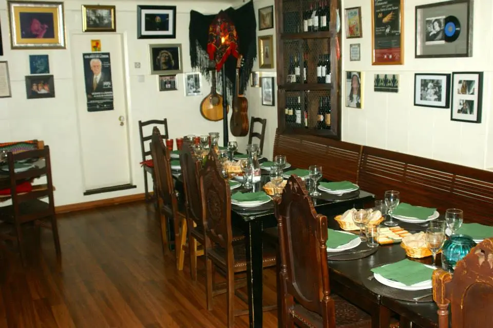 Interior e pratos do Casa da Mariquinhas em Lisboa, Almada (3)