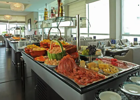 Interior e pratos do Terraço Al-Madan - Hotel Meliã Aldeia dos Capuchos em Lisboa, Almada (4)