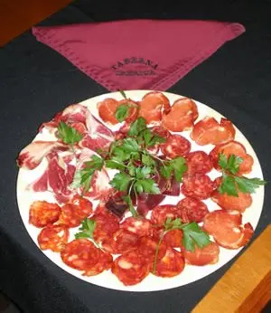 Interior e pratos do Taberna Ibérica em Lisboa, Lisboa (7)