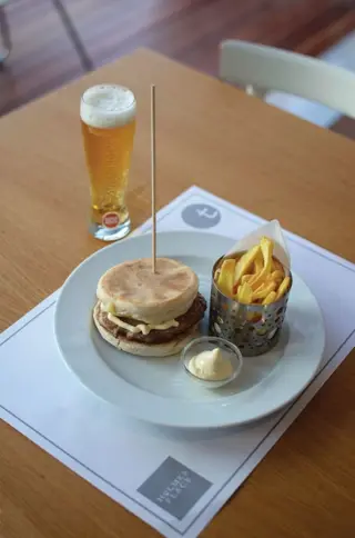 Interior e pratos do Tribuna & Café em Braga, Braga (5)