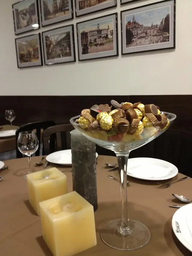 Interior e pratos do Migalhas em Porto, Porto (7)