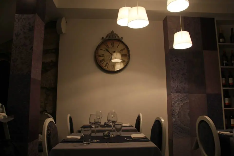 Interior e pratos do Portugandhi em Porto, Porto (3)