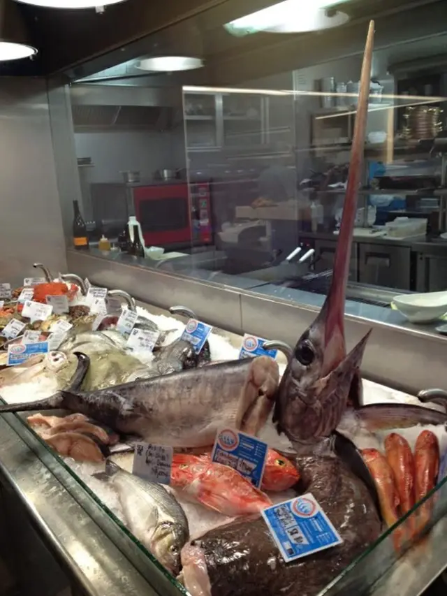 Interior e pratos do Sea Me - peixaria moderna em Lisboa, Lisboa (6)