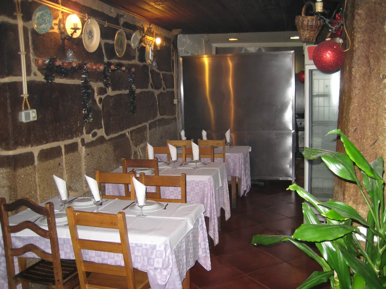Interior e pratos do Casa de Pasto Fertuzinhos em Guimarães, Guimarães (2)