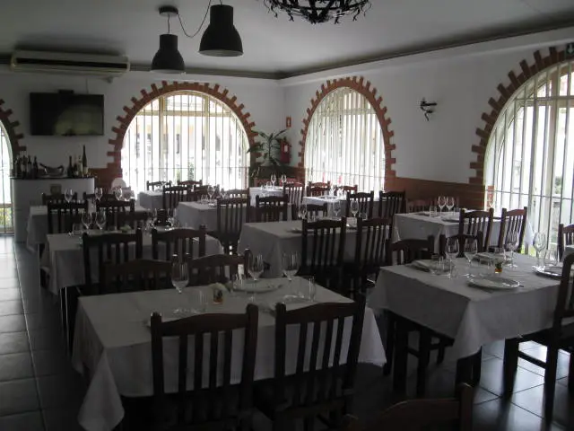 Interior e pratos do Máfama em Rio Tinto, Porto (8)