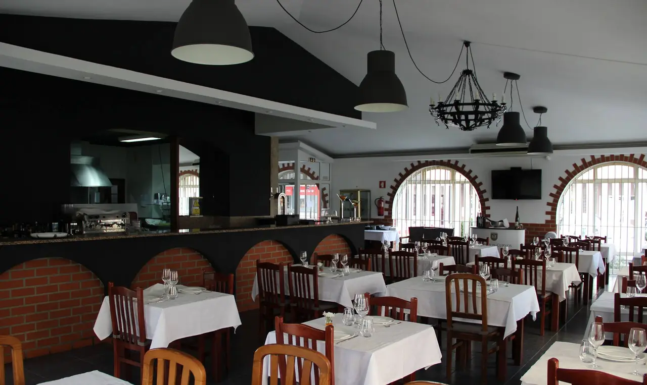 Interior e pratos do Máfama em Rio Tinto, Porto (3)
