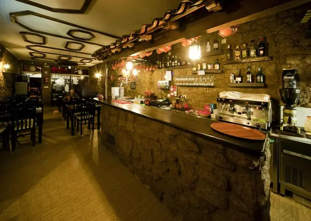 Interior e pratos do Telhas Bar em Braga, Braga (4)