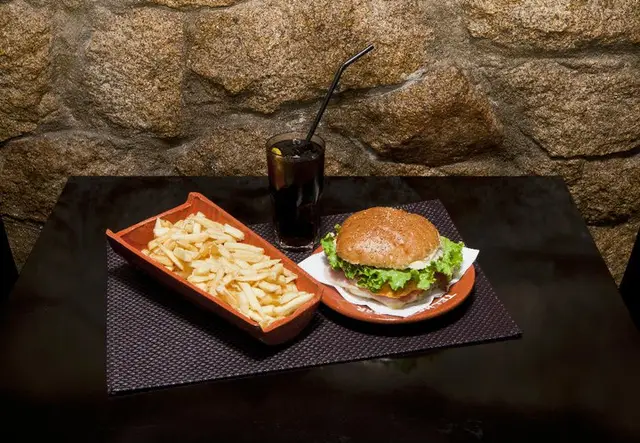 Interior e pratos do Telhas Bar em Braga, Braga (3)