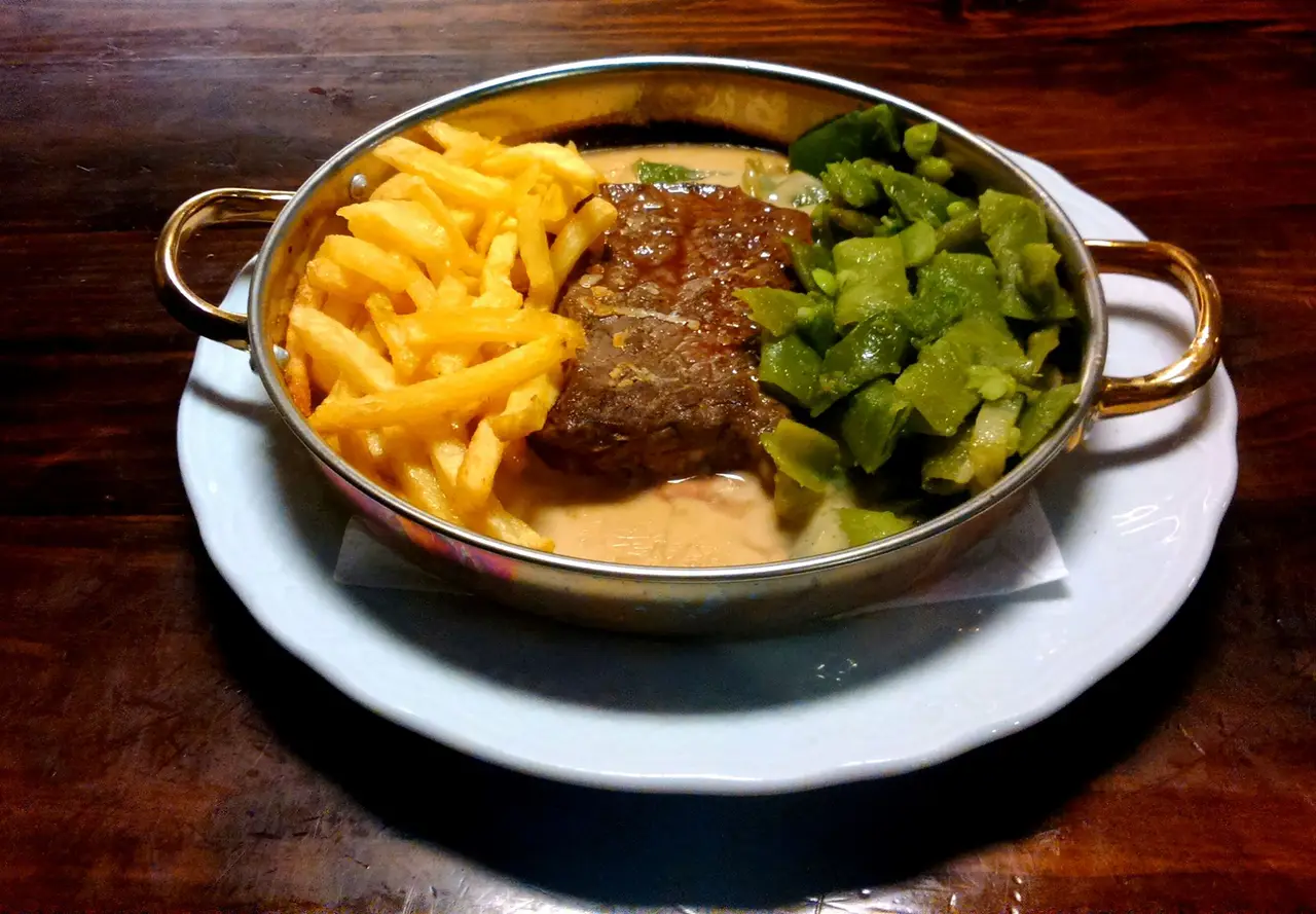 Interior e pratos do Taberna Inglesa - Steak House em Braga, Braga (2)
