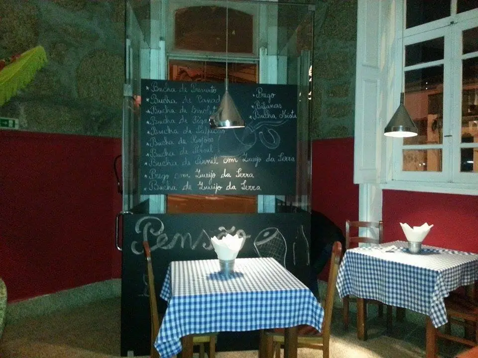 Interior e pratos do Pensão das Tapas em Porto, Maia (10)