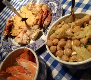 Interior e pratos do Pensão das Tapas em Porto, Maia (2)