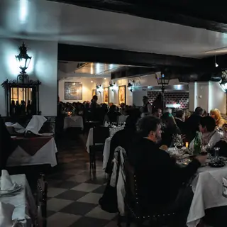 Interior e pratos do O Forcado em Lisboa, Lisboa (2)