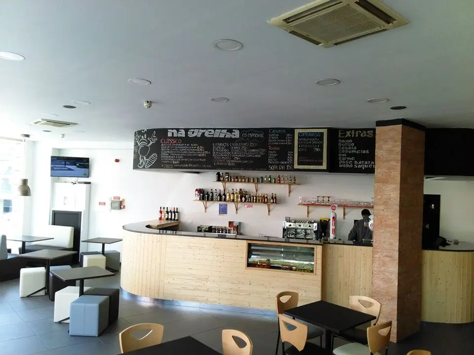Interior e pratos do Hamburgaria da Praça em Odivelas, Odivelas (3)