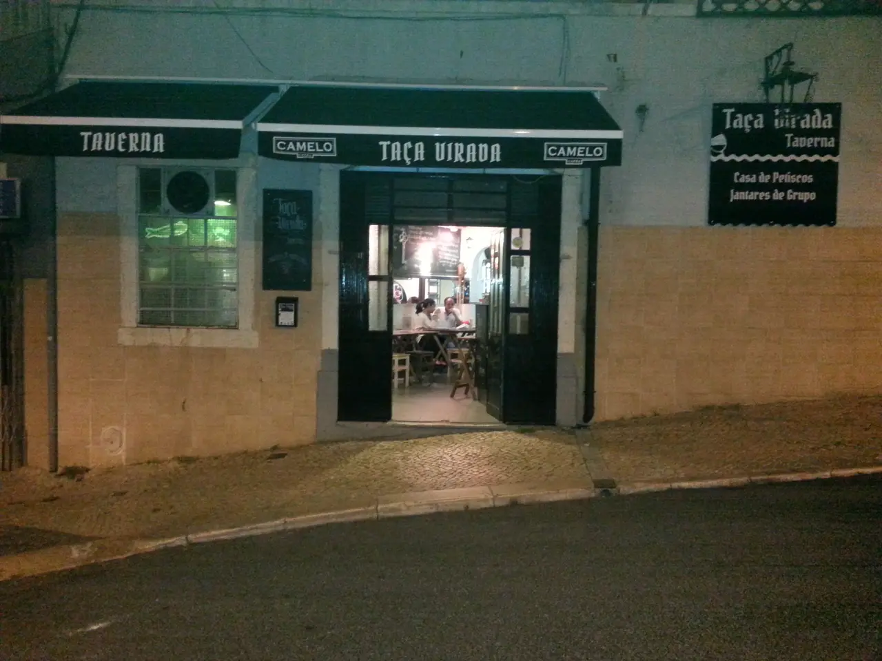 Interior e pratos do Taça Virada Taverna em Lisboa, Lisboa (2)