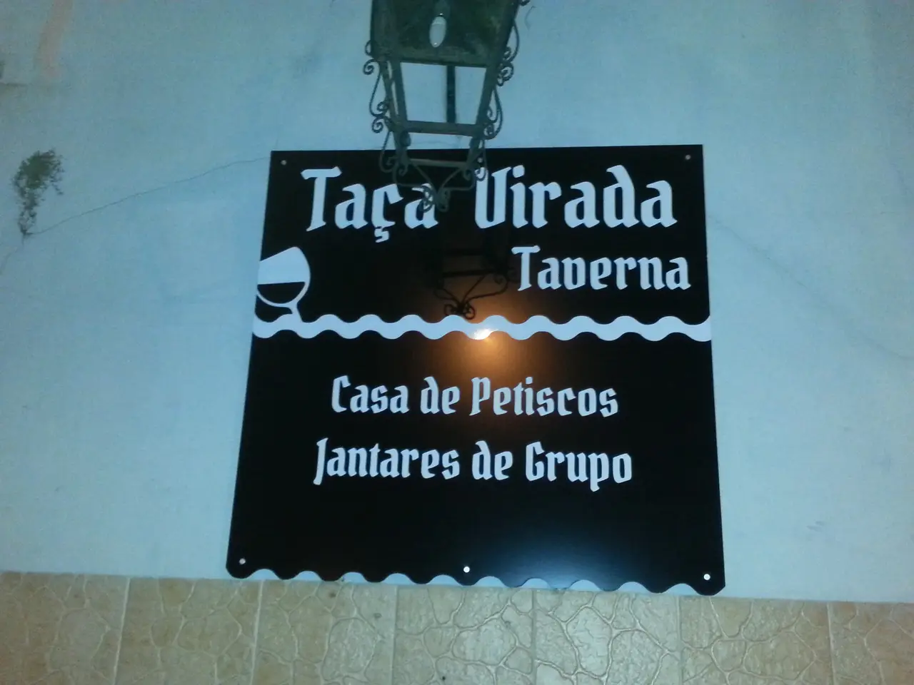 Interior e pratos do Taça Virada Taverna em Lisboa, Lisboa (3)
