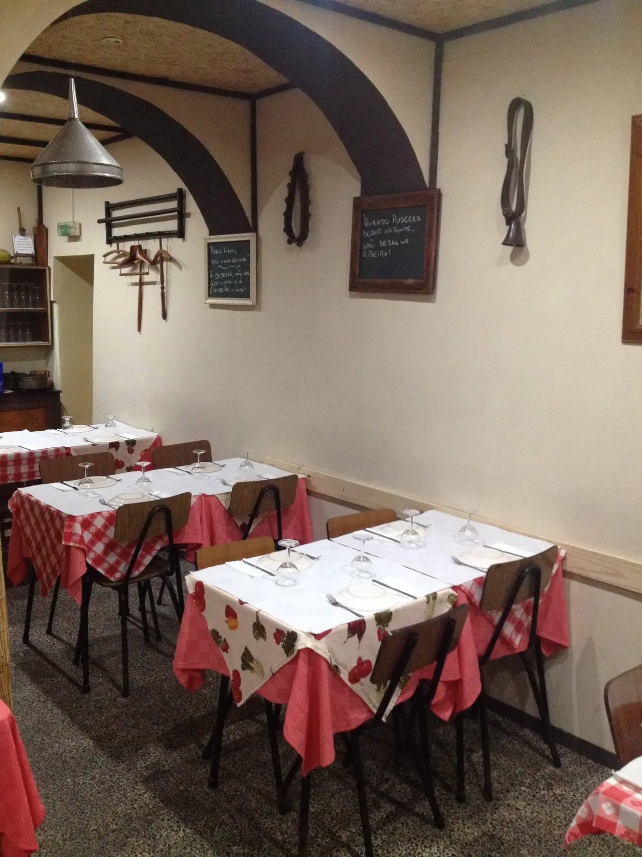 Interior e pratos do Taça Virada Taverna em Lisboa, Lisboa (8)