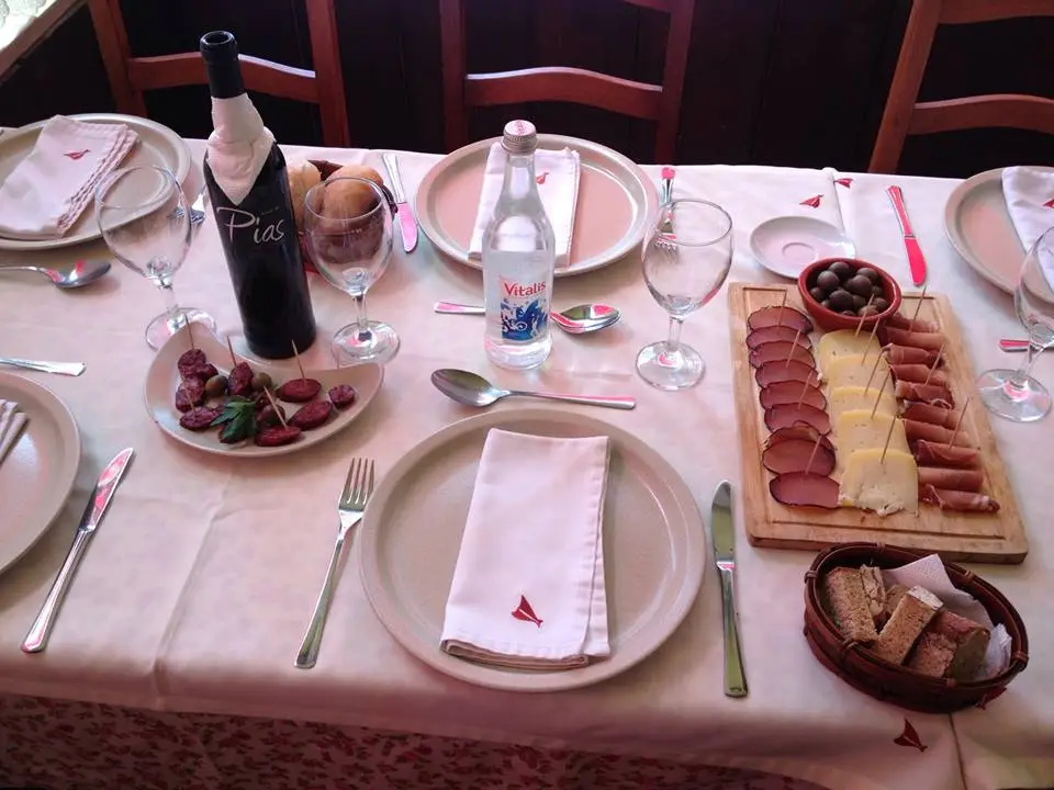 Interior e pratos do Taberna do Farrapo Velho em Matosinhos, Porto (7)