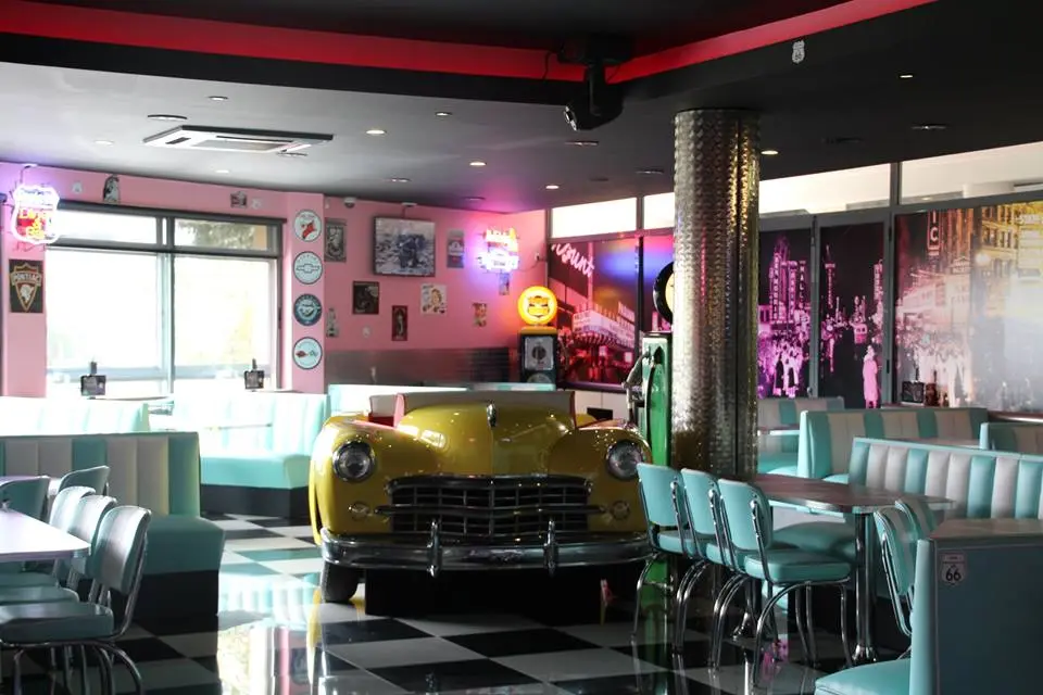 Interior e pratos do Brunn's Coffee Diner em Braga, Amares (2)