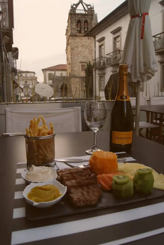 Interior e pratos do Taberna do Migaitas em Braga, Braga (9)