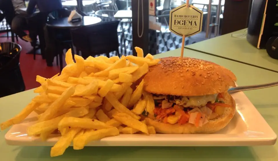 Interior e pratos do Hamburgueria DeGema Lamaçães em Braga, Braga (8)