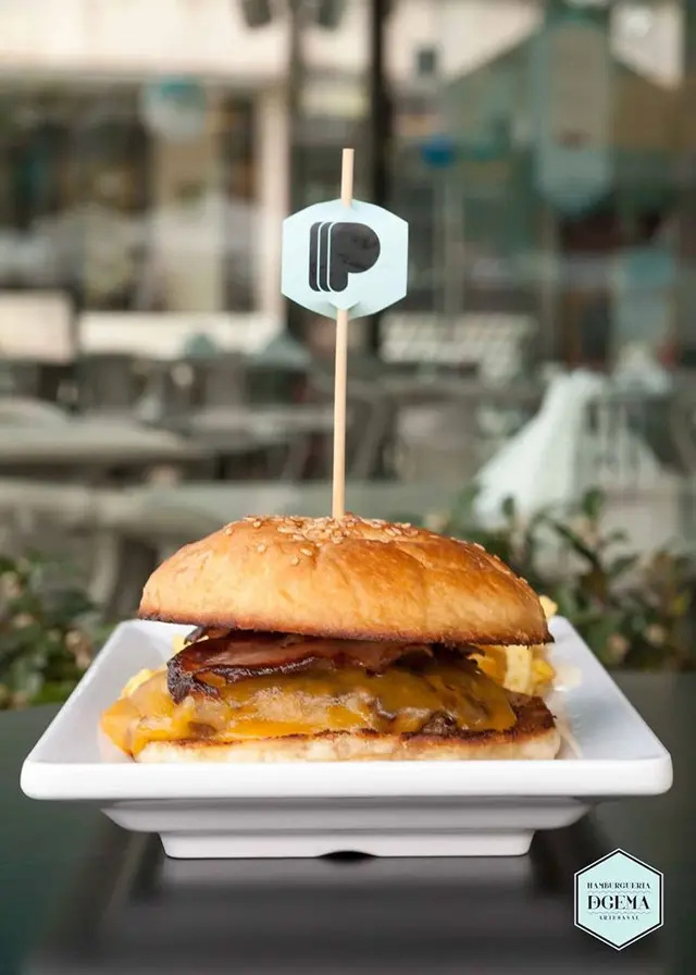 Interior e pratos do Hamburgueria DeGema Lamaçães em Braga, Braga (7)