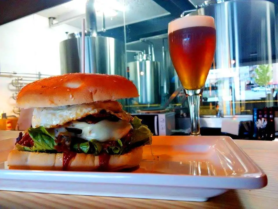 Interior e pratos do Letraria - Brewpub em Vila Verde, Amares (2)