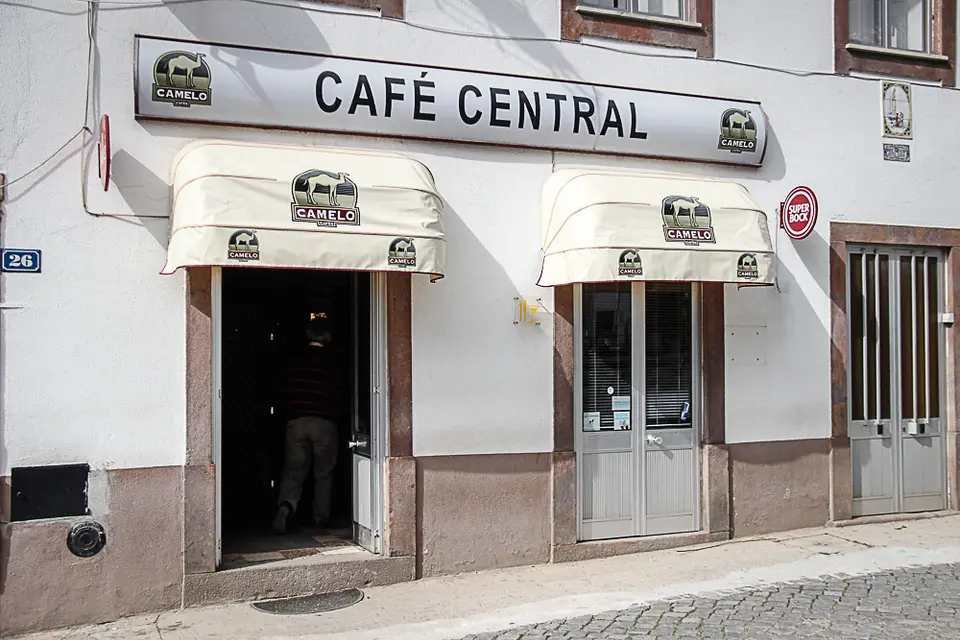 Interior e pratos do Café Central em Gois, Góis (6)