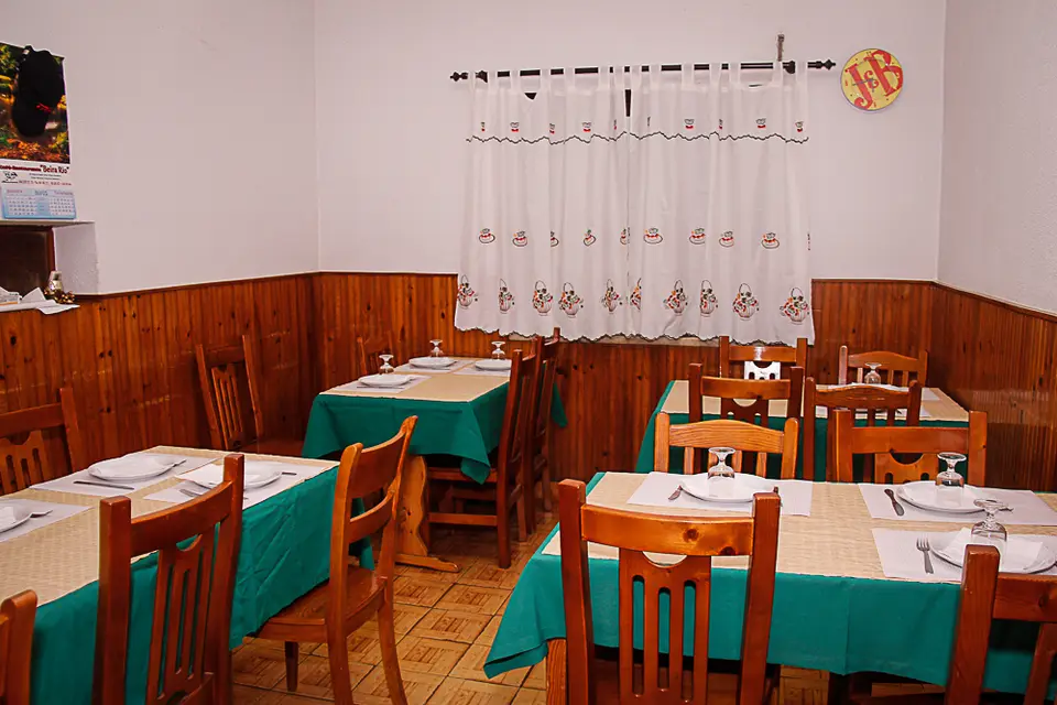 Interior e pratos do O Beira Rio em Gois, Góis (3)