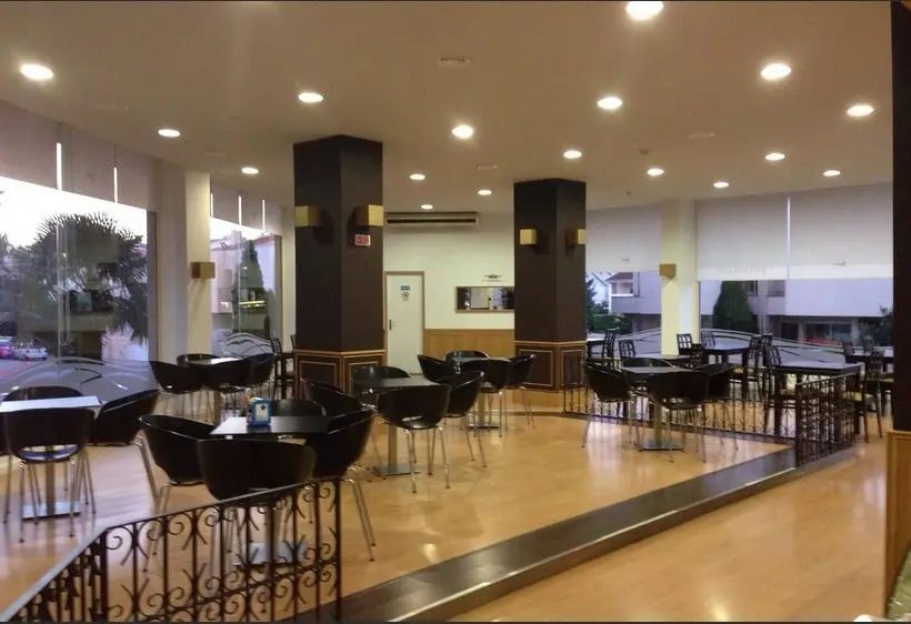 Interior e pratos do Imperial II em Braga, Braga (11)