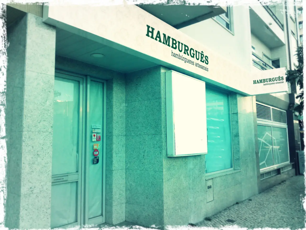 Interior e pratos do Hamburguês - hambúrgueres artesanais em Laranjeiras, Ourém (5)
