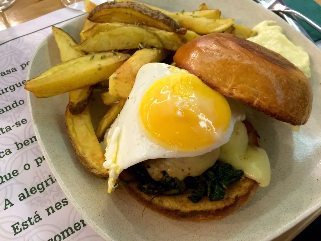 Interior e pratos do Hamburguês,hambúrgueres artesanais em São Domingos de Benfica, Lisboa (3)