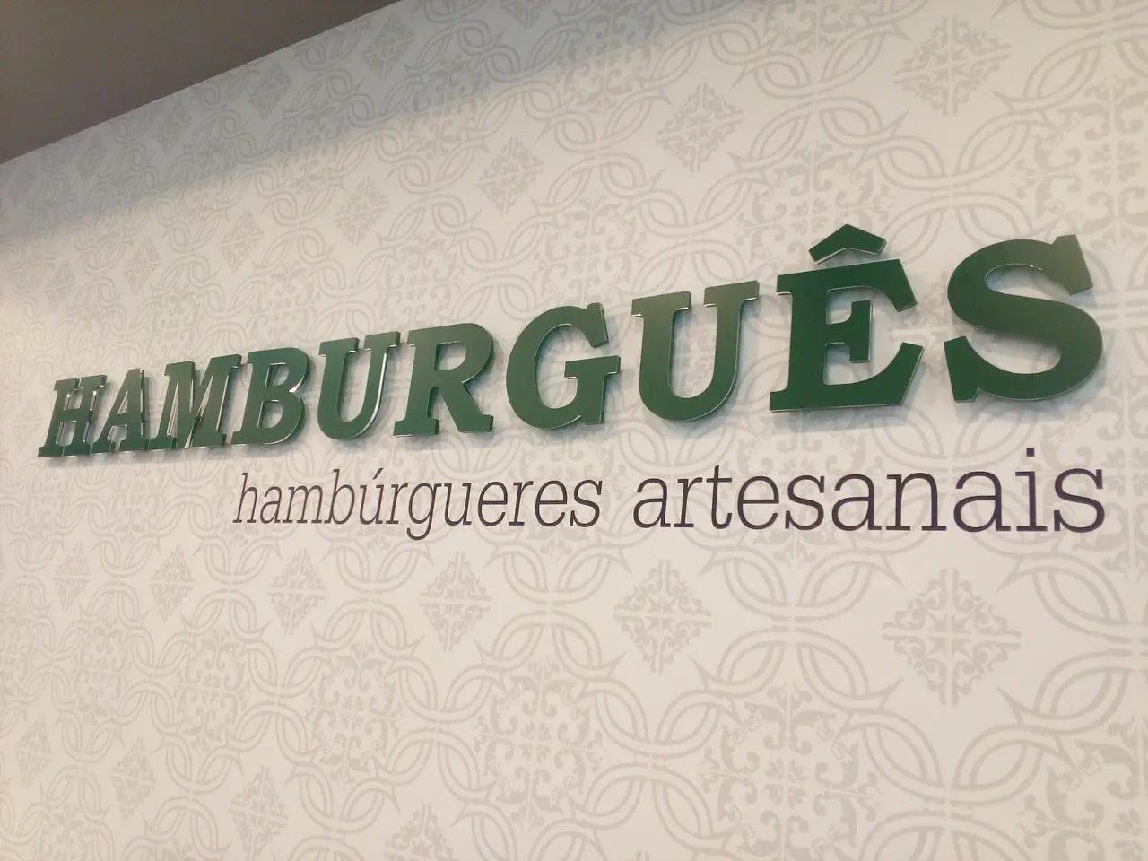Interior e pratos do Hamburguês,hambúrgueres artesanais em São Domingos de Benfica, Lisboa (5)
