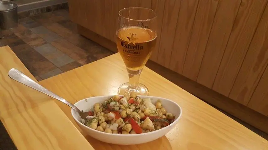Interior e pratos do Tábuas, Copos, & Outras Cenas em Braga, Braga (10)