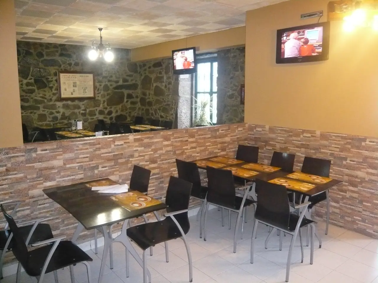 Interior e pratos do Taberna Quintãos (Francesinhas de Dume) em Braga, Felgueiras (10)