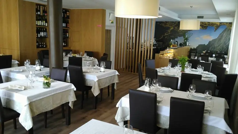 Interior e pratos do Restaurante Dona Lola em Braga, Braga (11)