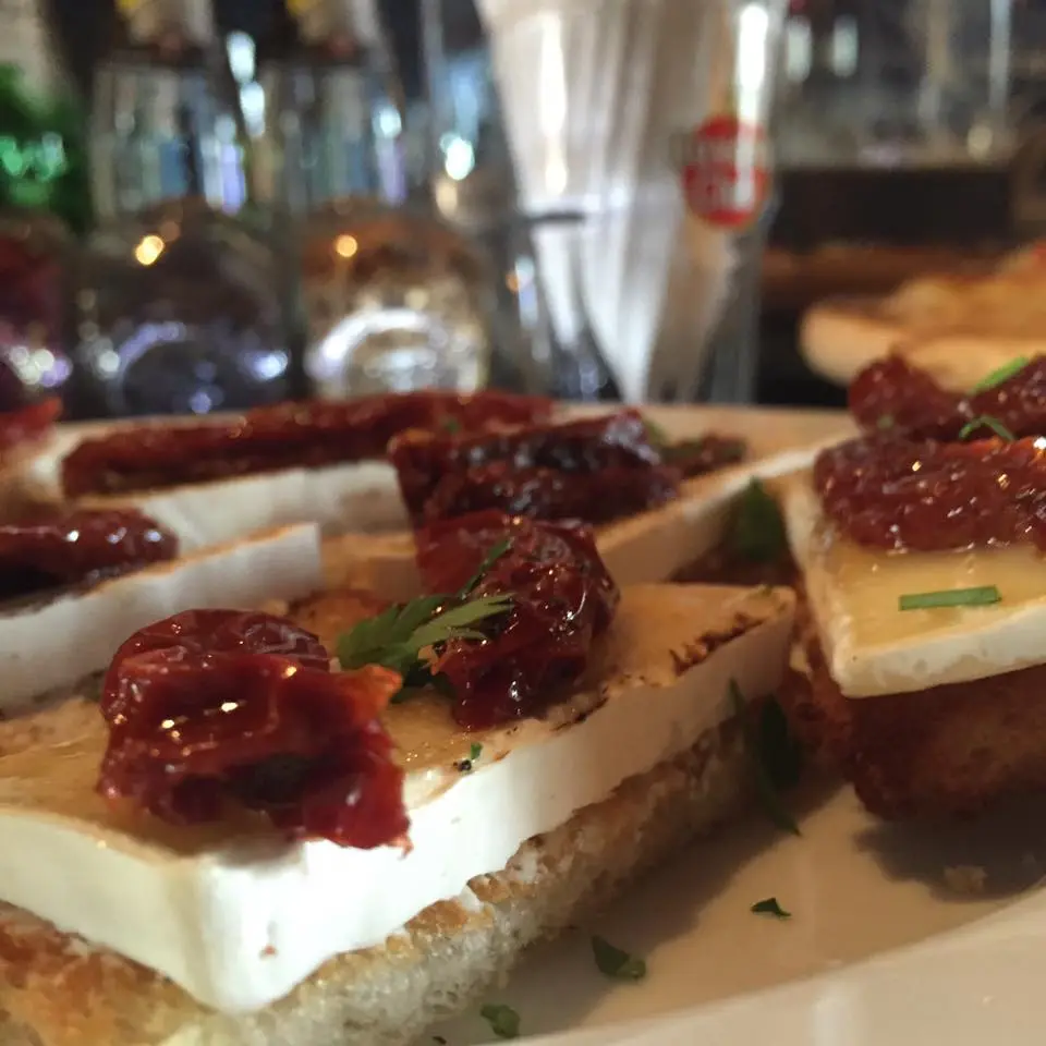 Interior e pratos do Domus Vinum | Winebar & Tapas em Braga, Braga (6)