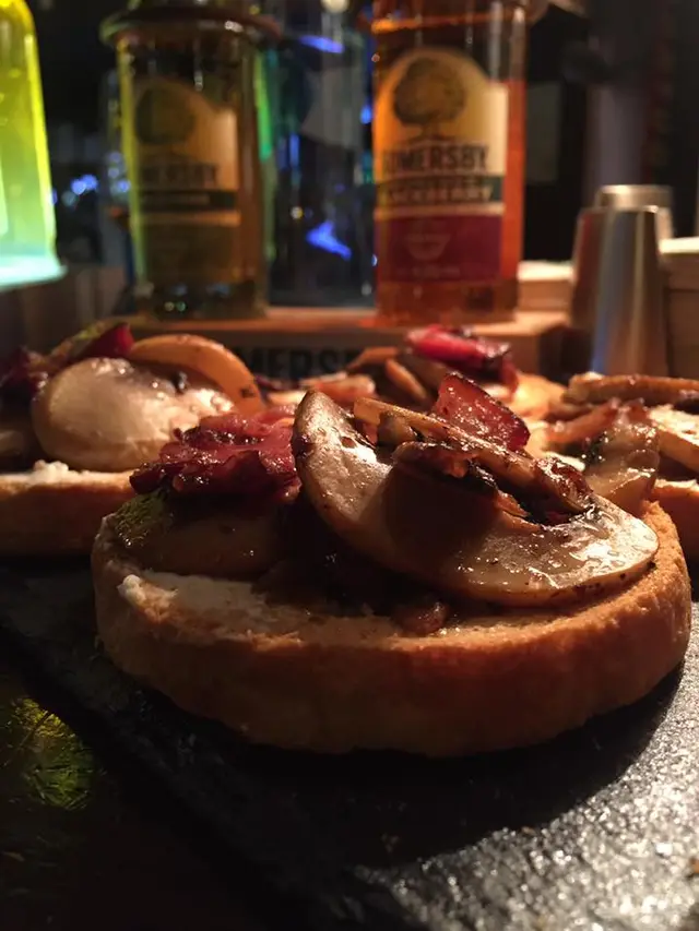 Interior e pratos do Domus Vinum | Winebar & Tapas em Braga, Braga (10)