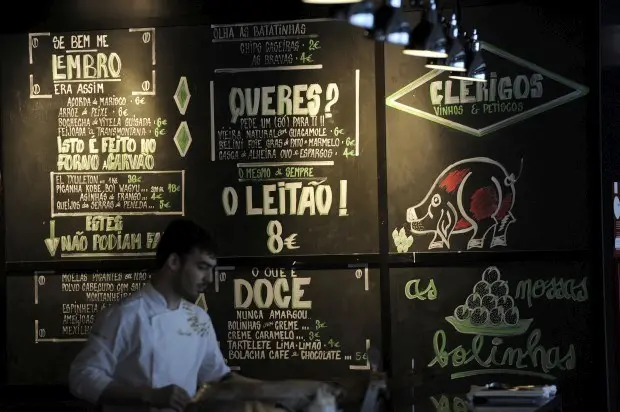 Interior e pratos do Clérigos Vinhos & Petiscos em Porto, Porto (10)