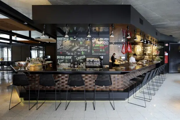 Clérigos Vinhos & Petiscos, restaurante de tapas em Porto, Porto