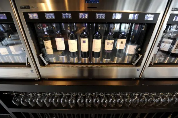 Interior e pratos do Clérigos Vinhos & Petiscos em Porto, Porto (8)
