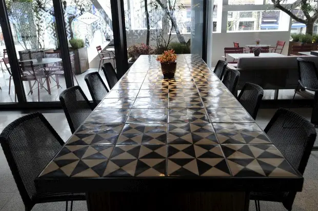 Interior e pratos do Clérigos Vinhos & Petiscos em Porto, Porto (6)