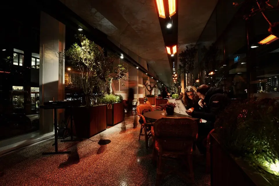 Interior e pratos do Clérigos Vinhos & Petiscos em Porto, Porto (11)