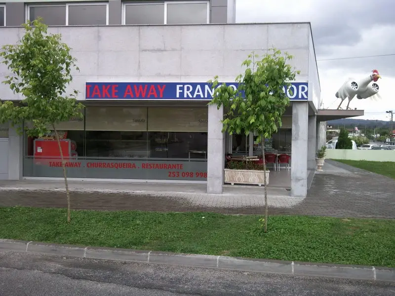 Interior e pratos do Frango Voador em Vila Verde, Amares (2)