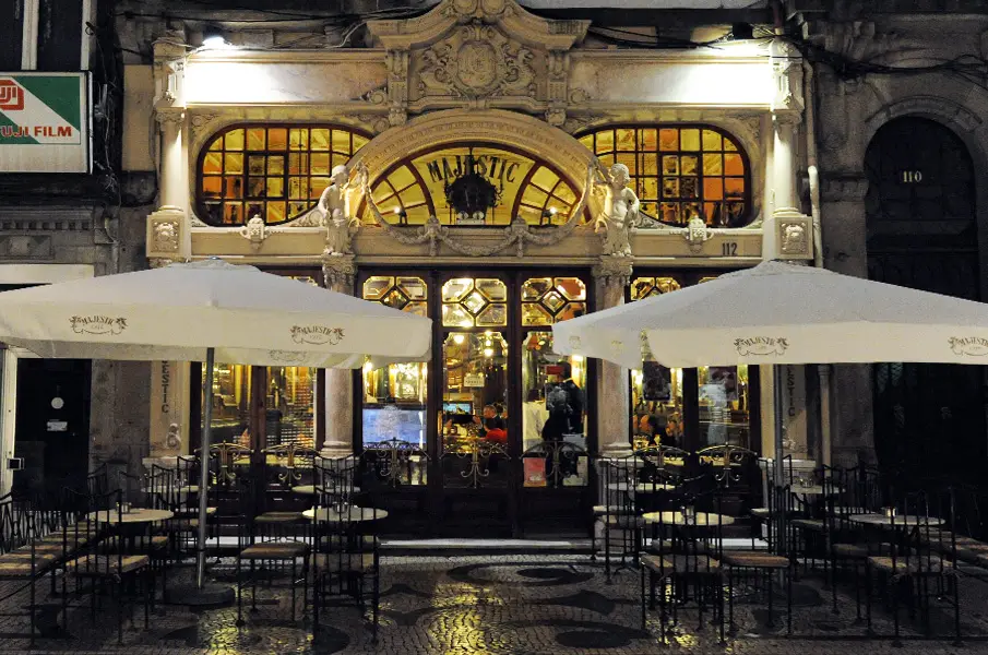 Interior e pratos do Majestic Café em Porto, Porto (3)