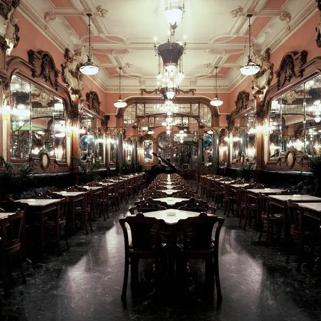 Interior e pratos do Majestic Café em Porto, Porto (4)