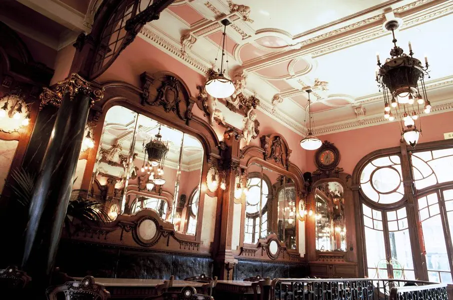 Interior e pratos do Majestic Café em Porto, Porto (5)
