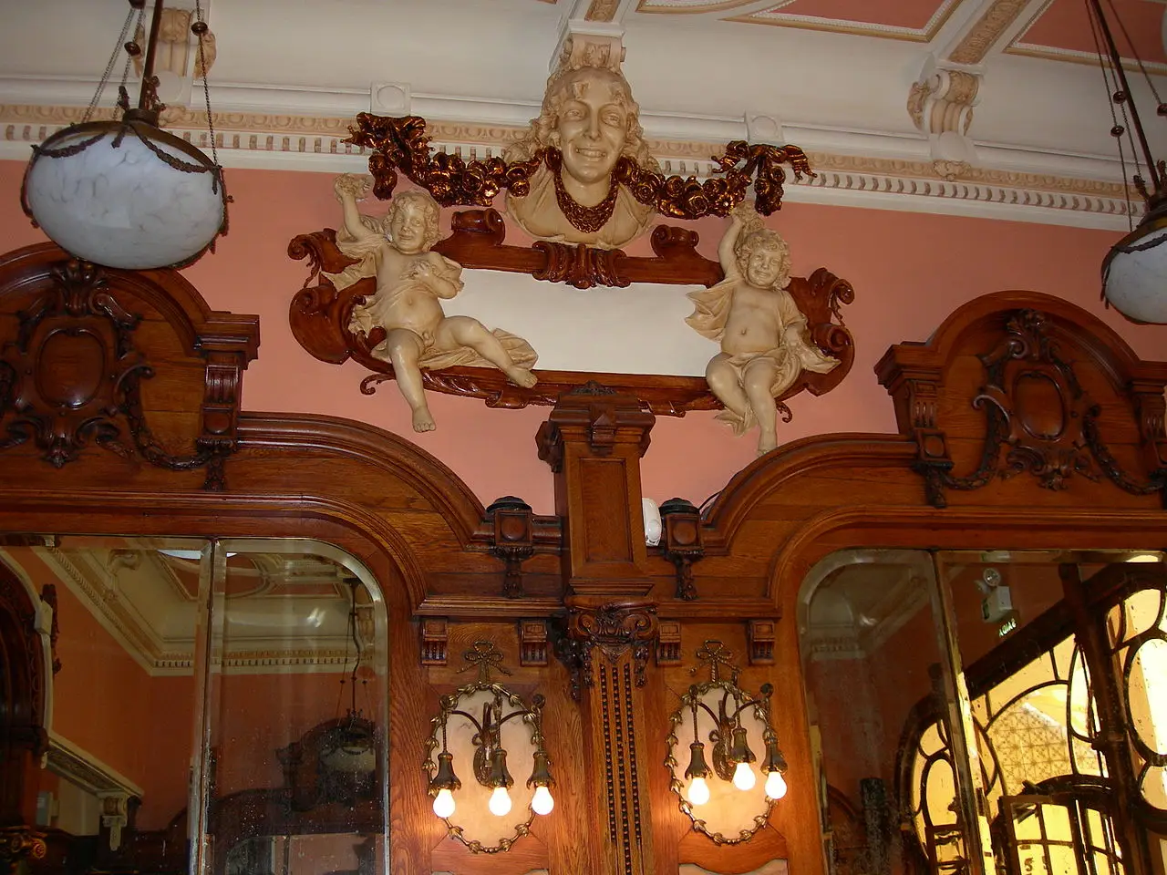 Interior e pratos do Majestic Café em Porto, Porto (6)