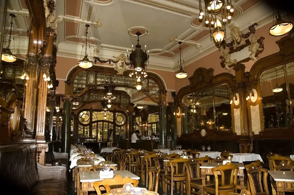 Interior e pratos do Majestic Café em Porto, Porto (7)